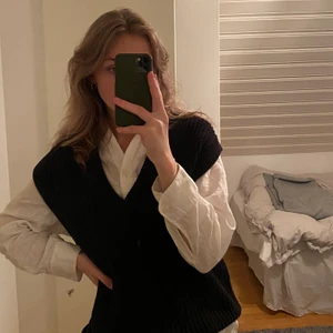 Stickad väst  - Superfin stickad väst från Gina i storlek S🥰 aldrig använd då det inte riktigt var min stil! Köparen står för frakt, hör av er för fler frågor eller bilder🌟✨