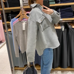 Jacka vår -  Säljer nu min sköna vår och höst jacka pga att inte använt på ett tag💕 Nypris 600kr säljer för 300kr. Jag är 164 och den sitter lite oversize.