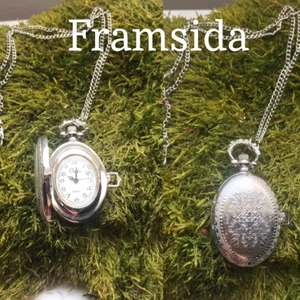 Klock smycke  - Silver färgat klock smycke, lite fairycore vibes🧚🏻‍♀️🍄 kedjan är 70CM, smycket 4-5 cm.          (först till kvarn)