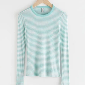 Randig Tröja - Slutsåld tröja från &OtherStories. Super fin till en vit kjol. Den är väldigt liten i storleken, så trotts att den är i L passar den mer som en S/M. Kontakta vid frågor🧘🏼‍♂️