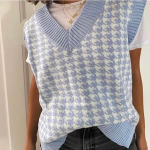 Väst - Fin stickad väst som tyvärr inte kommer till användning. Storlek S, säljer för 249kr. Endast testad🤍