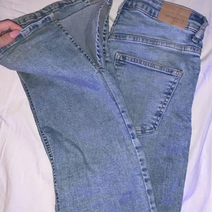 Jeans med slits - Jeans med slits, köpt från Ginatricot o säljer då de är för stora och inte kommer till användning. Jag på bilden och är 155 cm. Möts upp i sthlm💕