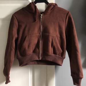 Säljer denna bruna hoodie med dragkedja från shein. Hoodien är croppad och säljer då armarna var lite för korta. Jättefin kvalitet då den aldrig är använd.