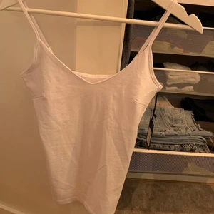 Vitt linne - Säljer för 30kr, orginalpris cirka 80kr. Lite för stor på mig då jag har strl XS och detta linne är S