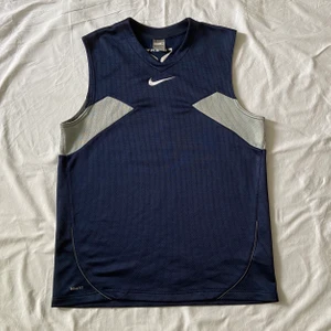 Nike shirt storlek M - Den passar perfekt om du vill träna i den eller om du vill klä upp den med något annat under den kommande sommaren eller varma vårdagar🤎 Den är storlek M men funkar även för S. Den är i jättefint skick helt utan märken✨