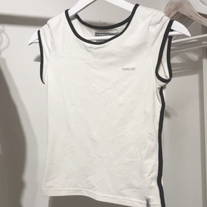 Topp/Linne från TOPLINE😍 - En jättefin topp från Topline som är köpt secondhand. Väldigt 90-tal och 2000-tal med sportigt tyg och stil. Den är väldigt stretchig och kan passa XS-M (beroende på hur man vill att den ska sitta) och storleken på tröjan står 34/36💕. Den är lite för tajt på mig som har M. Aldrig använt (endast provat) och är i väldigt bra skick 💕! Skriv för fler bilder!