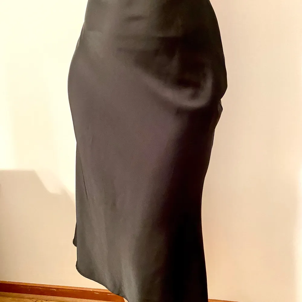 Säljer en fin och somrig satin kjol från Nakd! Aldrig använt, nypris 349kr. Kjolar.