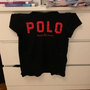 T-shirt - Ralph tröja i strl xs! Köpt på Boozt för 400 kr!  Aldrig använd! 