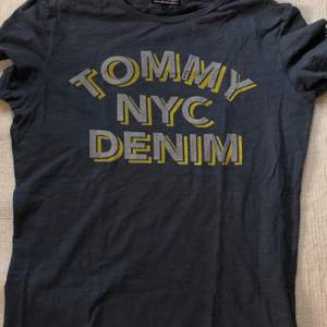 En Tommy Hilfiger t-shirt i strl 176, som motsvarar S på vuxenavdelningen. Den är använd i 2 år men i gott skick, helt felfri! Nypris 500kr