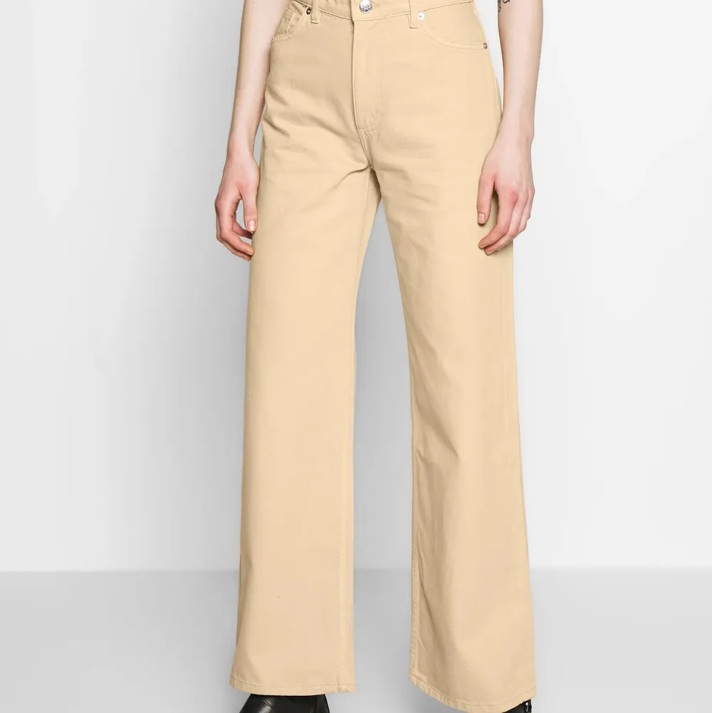 Vida beigea jeans från monki i modellen Yoko, strl 27. Köpta hösten 2019, men bara använda vid ett fåtal tillfällen. Första bilden är från Monkis hemsida, och där ser de lite gulare ut än vad de är i verkligheten❤️. Jeans & Byxor.