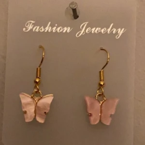 Örhängen - Supersöta egengjorda örhängen med en rosa berlock. Finns 4 st i lager just nu. Köparen står för frakten