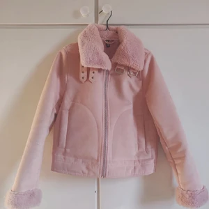 Mocka jacka/ pilotjacka  - Söt ljus rosa mocka jacka, passar bra till höst/vår. 