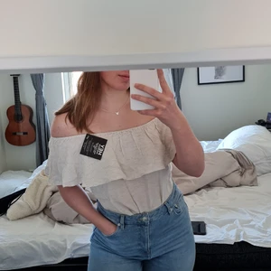 Beige off shoulder top strl 34 - Från NLY TREND. storlek 34 men skulle säga att den passar från 34-38 pga bra stretch. Aldrig använd och med lappen kvar 😊