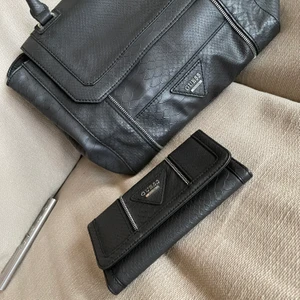 Äkta Guess handväska och plånbok. - Äkta Guess handväska och plånbok. Super snygga för den som gillar mode. Som ni ser på bilderna så har silvret blivit rostigt men det syns knappt och där av priset för båda.
