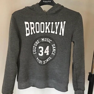 Mörkgrå hoodie med tryck - Från: GinaTricot, Storlek: XS, 40kr, I bra skick.