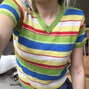 Färgglad topp - Söt topp med underbar modell! Lagom kort😊 