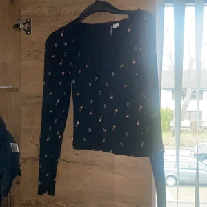 Flower v-ringad långärmad tröja  - Denna långärmade tröjan har en sån mjuk material och passar perfekt nu till våren!