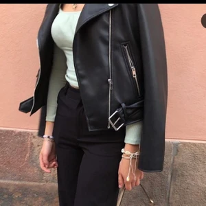 Zara skinnjacka  - Säljer denna populära skinnjacka ifrån zara då den inte används så mycket, den är i fint skick och har inga skador ❤️skriv för fler frågor och vid flera intresserade kommer en budgivning startas som slutar den 27/3 ❤️
