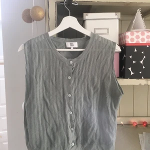 Söt väst - Egen klippt väst från NoaNoa! Kan mötas upp i Lund