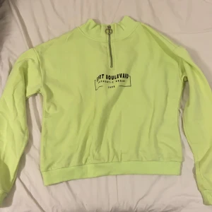 En neon sweatshirt och en svart hoodie💞 - Två fina plagg, ena med polo och andra med luva💓 köp båda för 50kr(eller ena för 20kr) köparen står för frakt!