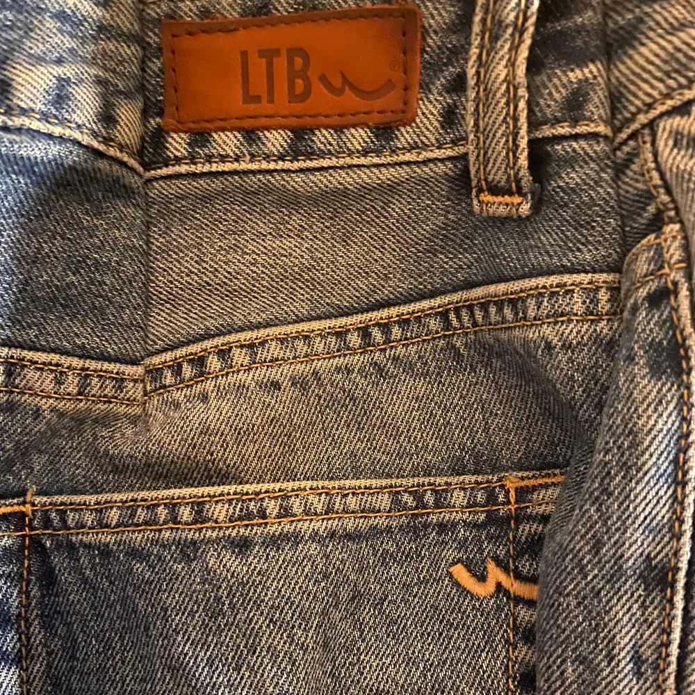 Blåa mom jeans med slits på insidan på båda benen från märket LTB. Skulle säga strl S, då dom är insydda i midjan men det går att sprätta upp lätt.🥰  nypris 700kr. Jeans & Byxor.