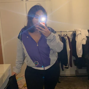 Vind jacka  - Säljer min jätte fina vindjacka från Nike som bara används 1-2 gånger. Inget fel på den alls, den är storlek M, kan skicka fler bilder på den om du skriver till mig.köparen står för frakt❤️ 