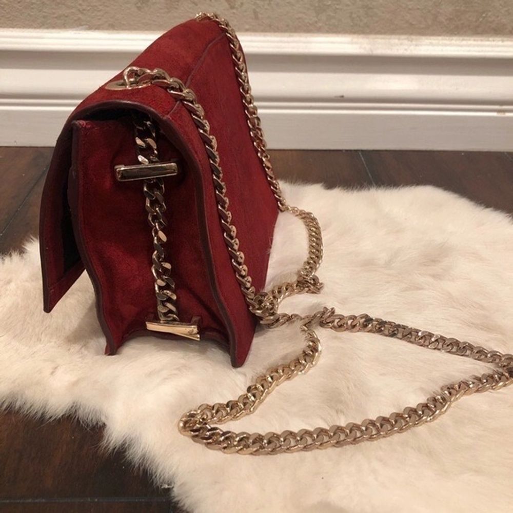 Nypris $50. Price reflects the bag. Moderate use. Lining clean and intact. No stains, holes, etc. Disclaimer: Please expect some general wear in all secondhand pre-owned items as they have lived a previous life, so do not expect a mint item.. Väskor.