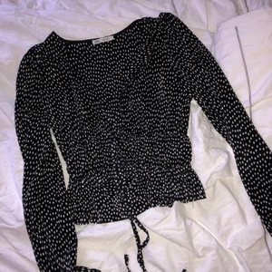 Söt topp från Zara - Säljer denna jätte fina topp från Zara köpt i Miami. Använd ett fåtal gånger sår i ett fint skick, säljer då den inte kommer till användning. Skulle säga att den passar både S och M Buda från 100kr (och tveka inte på att ställa frågor eller om ni vill se bild med den på❤️) köp direkt för 200kr BUDET LIGGER PÅ 130kr