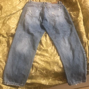 AMISU byxor (mom’s fit) storlek 38 - mörk blå, passar korta människor som är runt 150+. Skriv privat för mer info!