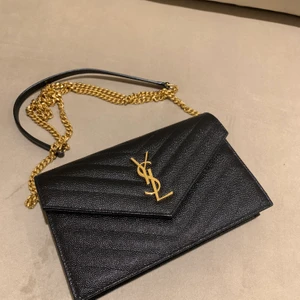Wallet on chain YSL - Säljer min wallet on chain från ysl i grained leather. dust bag, kartong och äkthetsbevis medföljer.