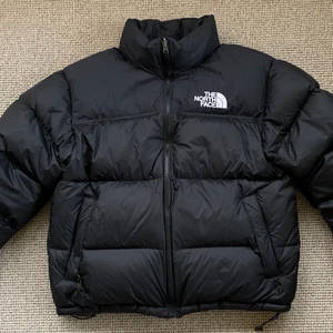 The North Face - 1996 Retro Nuptse - Säljer min North Face jacka i storlek L som jag haft under vinterhalvåret. Jackans skick är så gott som nytt och har använts ett par tillfällen. Om fler bilder önskas så är det bara att höra av sig!