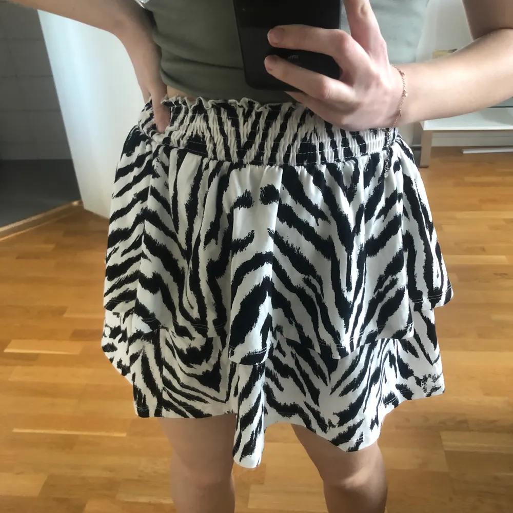 Volang zebra kjol från Gina Tricot🦓. Kjolar.
