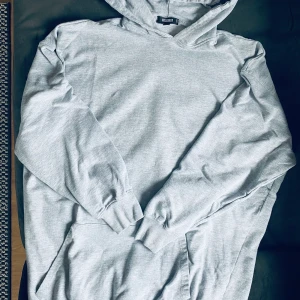 Oversize Hoodie nyskick strl S - Superstor och lång modell på denna nya oversize Hoodie från Weekday i strl S (passar S-L). Använd en gång samt tvättad en gång. Säljes pga flytt/platsbrist..