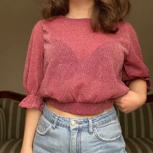 Festtröja - Rosaglittrig tröja från bikbok. Använd bara ett fåtal gånger. Andra bilden visar några skavanker, men de tycker inte jag man tänker på när man har på sig tröjan.