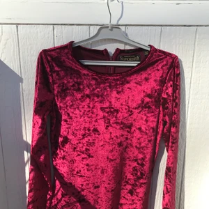 Klänning - Jättefin sammetsklänning! Kommer tyvärr inte till användning 