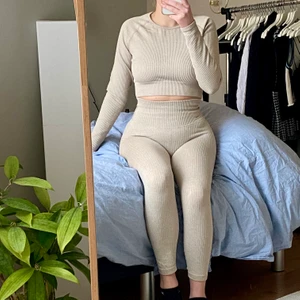 AIM träningskläder - Nästan oanvända träningskläder från AIM. Tröjan är i storlek L men är väldigt liten i storlek. Tightsen är i storlek S. Säljer sättet för 300kr + frakt 🌸