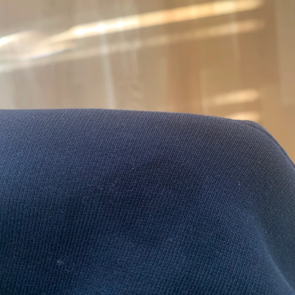 Mörblå acne hoodie i storlek S, bra skick förutom en fläck längst ner på tröjan som syns på andra bilden (syns dock inte om man viker upp tröjan) och nypris 2200💕 . Hoodies.