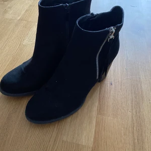 Svarta stövletter - Svarta stövletter nästan helt oanvända 