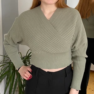 Snygg stickad tröja  - Säljer en grön stickad tröja från NAKD. Använd fåtal gånger, tröjan är i väldigt fint skick. Nypris runt 350 kr. 