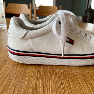 Sneakers - Vita Tommy Hilfiger sneakers. Använt skick liksom men då slipper man gå in i de🤷🏼‍♀️ köpta i usa i strl 8M, skulle säga 38,5 eller 39. Superbekväma och enkla och passar till vardags nu under våren och sommaren 