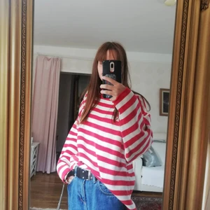 Mysig sweather!  - En varm sweather med polokrage. Den är oversize passar storlek xs-m ☺️💛. Köpare står för frakt 