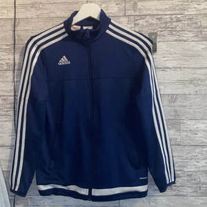 Adidas kofta - Säljer en skit snygg addison kofta som köptes för 599kr. Säljer den nu för 400 eftersom att den är knappt använd och är som nyskick.🥰 Skriv privat om du är intresserad eller vill köpa💗