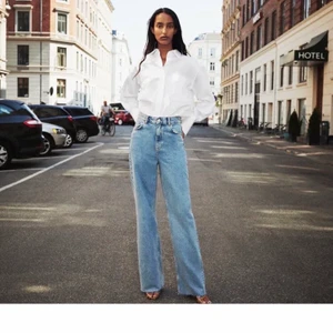 Zara jeans - Säljer dessa ”90s full lenght jeans” från zara i storlek 36. Innerbenslängd: 90cm