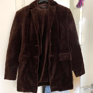 VINTAGE SET - Säljer detta underbara vintage set i mörkbrun sammet! Aldrig använd pga fel storlek så prislappen hänger kvar 🌼 Alla paket skickas dagen efter köp och priserna är exklusive frakt. Jag står inte för postens eventuella slarv 🌼