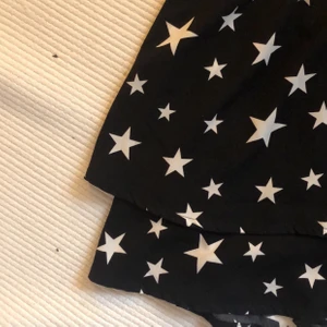 Superfin kjol - Säljer min kjol med stjärnor på i väldigt bra skick. Väldigt stretchig så passar från XS-M. Köparen står för frakten. 