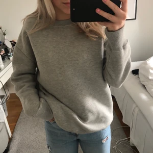 Grå oversized sweatshirt - Säljer denna snygga gråa oversized sweatshirt som är köpt på zara för cirka 1,5 månad sen! Superskön & väldigt mysig att sätta på sig kalla sommarkvällar som närmar sig😍💕 