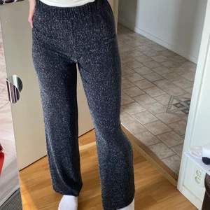 Fina byxor från H&M - Utsvängda fina byxor från H&M, aldrig använda med prislapp på. Skriv privat för mer info❤️❤️