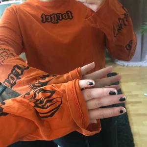 Långärmad tröja med tryck  - Topp med tryck vid bröstet och ärmarna i storlek Small. Obs skriv till mig innan ni klickar på köp nu 💓