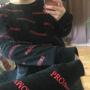 Sweatshirt med tryck - Bekväm sweatshirt i storlek Small i bra skick. Pris kan diskuteras så hör av er vid frågor!                                                             Obs skriv till mig innan ni klickar på köp nu 💓