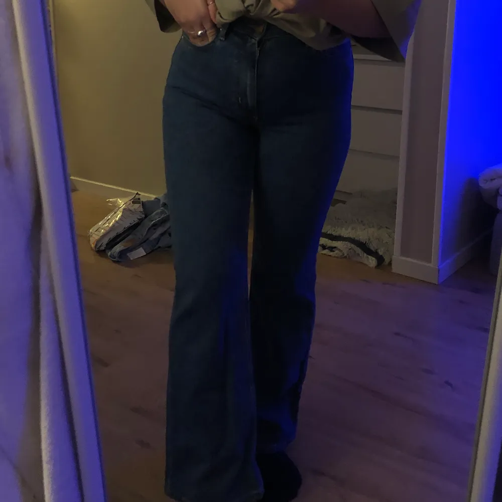 blåa straight jeans från Cubus i storlek 36. ligger bara i min garderob och de kommer inte till användning. köparen står för frakt 🤍. Jeans & Byxor.